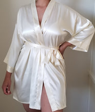 Load image into Gallery viewer, Freshwater Pearl- Essential Robe
